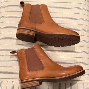 Tan Leather Chelsea Boots Kork-Ease. New!